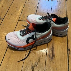 On Women's Cloudmonster 2 Running shoes women’s size 7.5. Only worn ONCE.